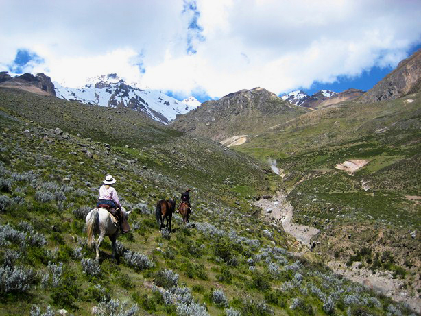 peru horseback riding aracari