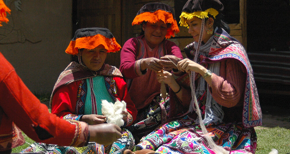 Tierra de los Yachaqs: Weavers of Amaru, Aracari Travel