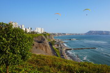 Malecon with paragliders cropped