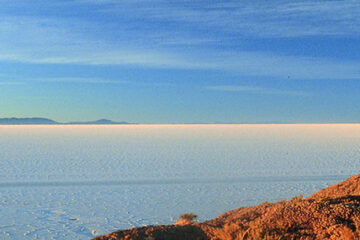 Salar de Uyuni luxury trips - view of salt flats in dry season