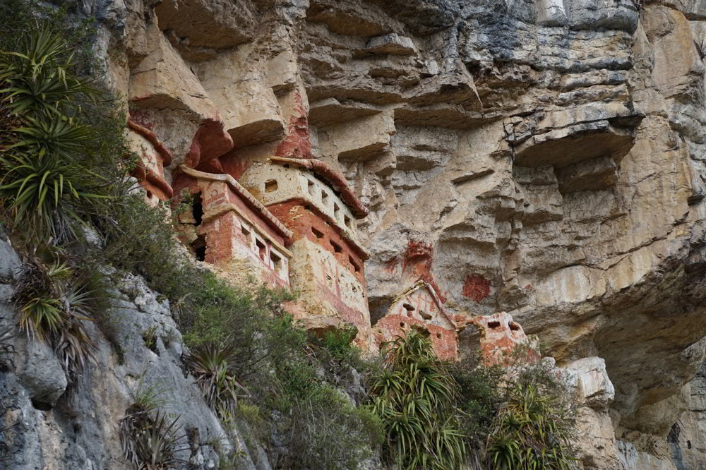 A Tour of The Tombs of Revash, Aracari Travel