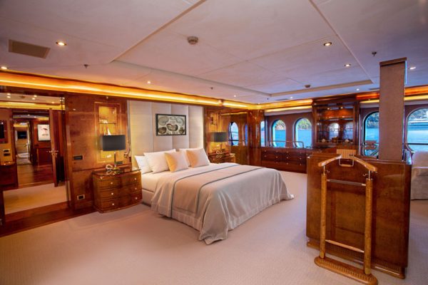 Galapagos: Glamour aboard the Aqua Mare, Aracari Travel